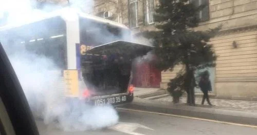 Bakıda avtobus tüstüləndi, sərnişinlər yolda düşürüldü Video