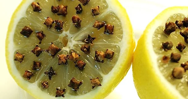 Çarpayınızın yanında mixək sancılmış limon qoyun İnanılmaz faydası