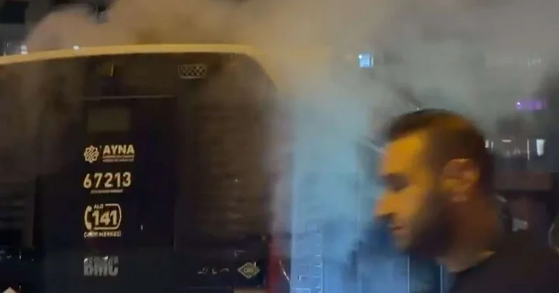 Avtobus yolun ortasında tüstüləndi VİDEO