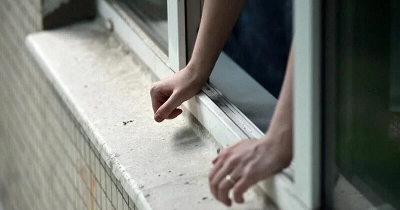Xırdalanda 25 yaşlı oğlan binadan yıxılaraq ölüb