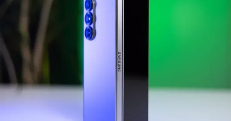 “Samsung” gələn il 6 qatlanan telefon təqdim edəcək