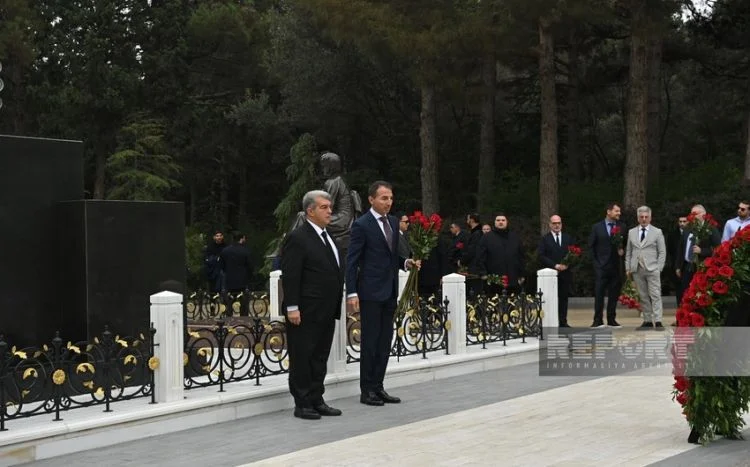 Barselona prezidenti Heydər Əliyevin məzarını ziyarət etdi FOTO