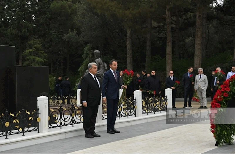 Barselona prezidenti Heydər Əliyevin məzarını ziyarət etdi FOTOLAR