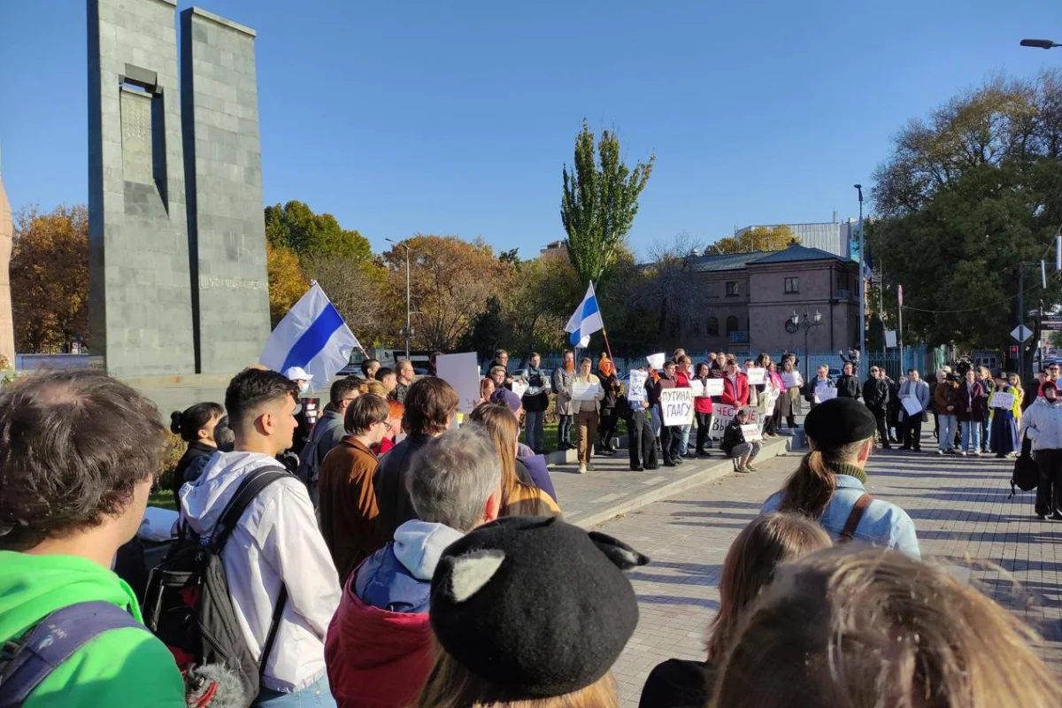 Антироссийский митинг в Ереване фото Haqqin