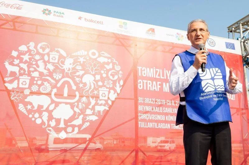 Nazirin COP29da azyaşlı iştirakçı ilə səmimi görüntüsü Video