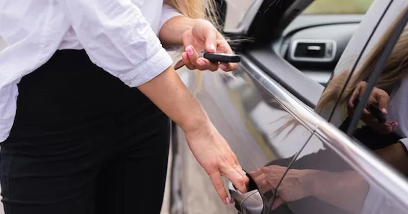 Azərbaycanda ərini sevgilisi ilə bir yerdə tutan qadın görün nə etdi