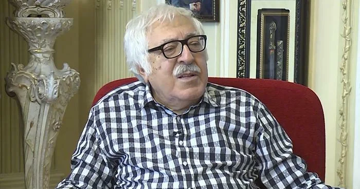 Yazıçı Anar əlil arabasında... Foto