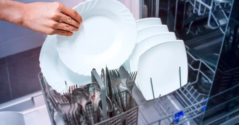 Qabyuyan maşın, yoxsa əl ilə yumaq: Hansı daha sərfəlidir?