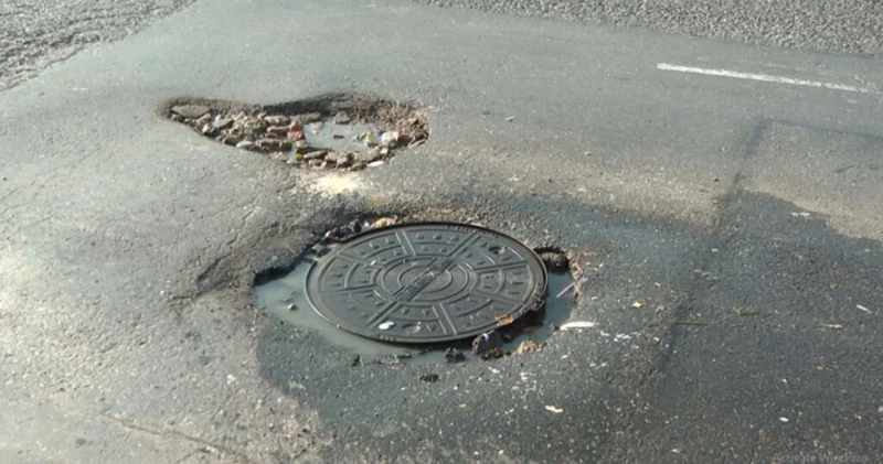 Balaxanı yolundakı dərin çuxur hərəkəti iflic edir Sürücülərdən ŞİKAYƏT