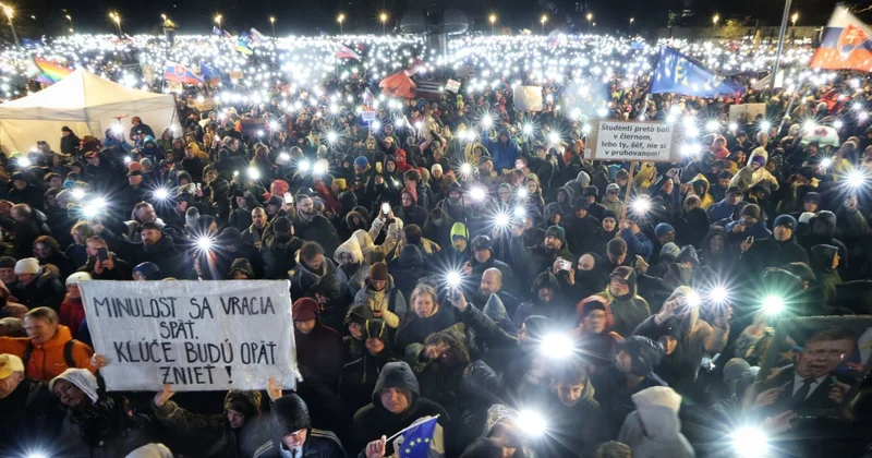 Массовый антиправительственный митинг в Братиславе ФОТО