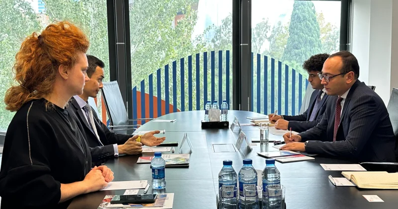 Honkonq ilə iqtisadi əlaqələrin genişləndirilməsi müzakirə edilib