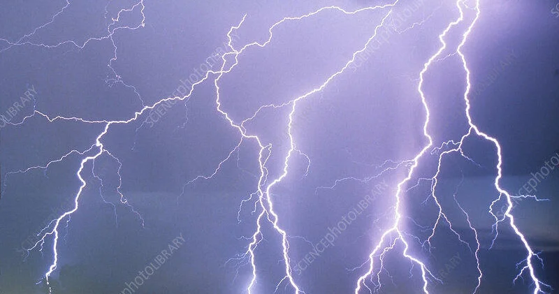 Молния ударила в часовую башню в Мекке ВИДЕО