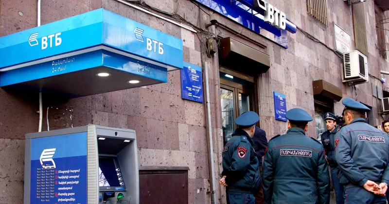 VTB bankın filialına silahlı hücum: Pulu verməsəniz, hər yeri partladacam