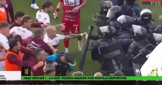 Argentinada polis futbolçulara qarşı bibər qazından istifadə edib