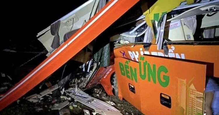 Оползень во Вьетнаме накрыл автобус много жертв ФОТО