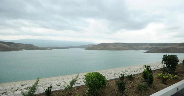 Ceyranbatana gedən nəhəng su kəmərində qəzalı vəziyyət Günlərdir su sızır, baxan yoxdur (VİDEO)