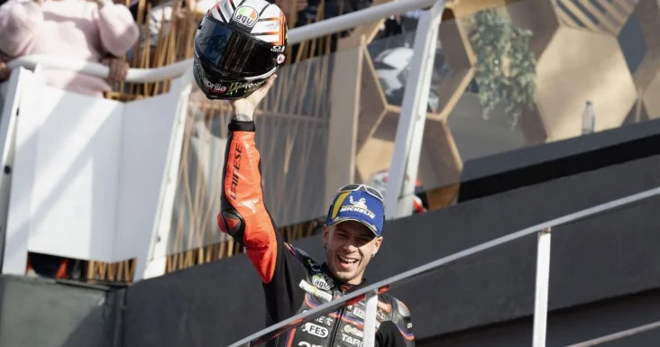 İtalyan idmançı motosikletinə “evlilik təklifi” etdi VİDEO