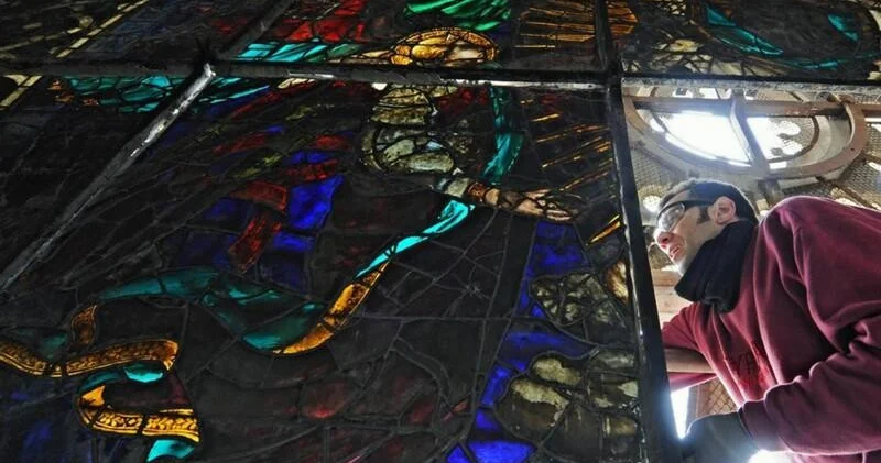 Итальянский чиновник случайно разбил исторический витраж в Риме