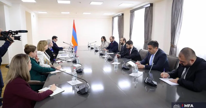 Mirzoyan “Tramp yolu”nu ABŞ rəsmisi ilə müzakirə etdi