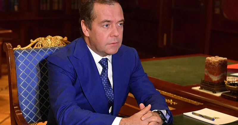 Medvedyevdən Makrona: Buna yalnız biz qərar verəcəyik