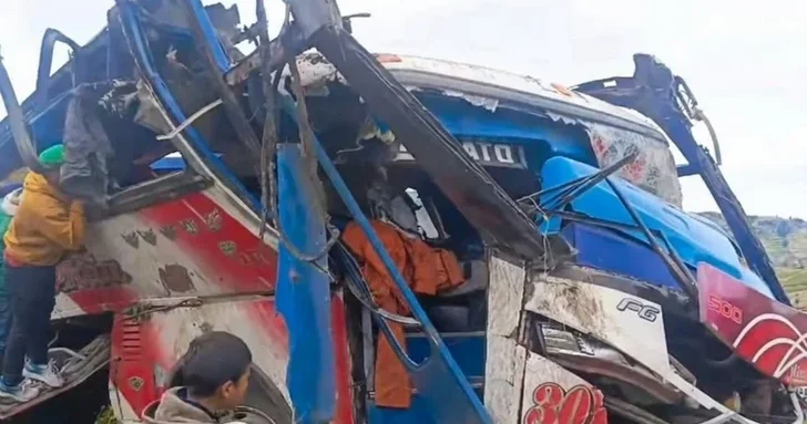 Трагедия в Эквадоре: 12 жертв автокатастрофы в горном регионе