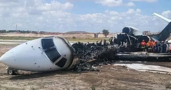 Konqoda təyyarə zolaqdan çıxaraq yandı Nazir son anda canını xilas edə bildi