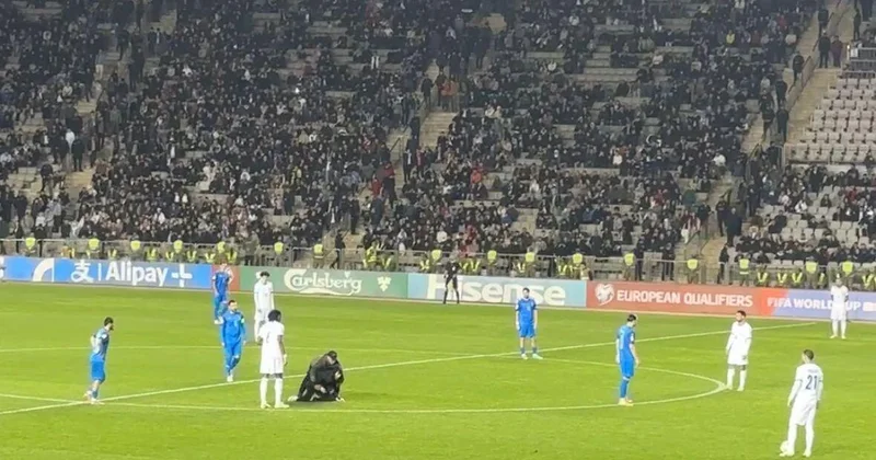 Həmin azarkeş meydançaya belə giribmiş VİDEO