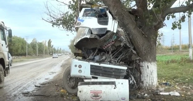 Ağdaşda yük maşını qəza törətdi