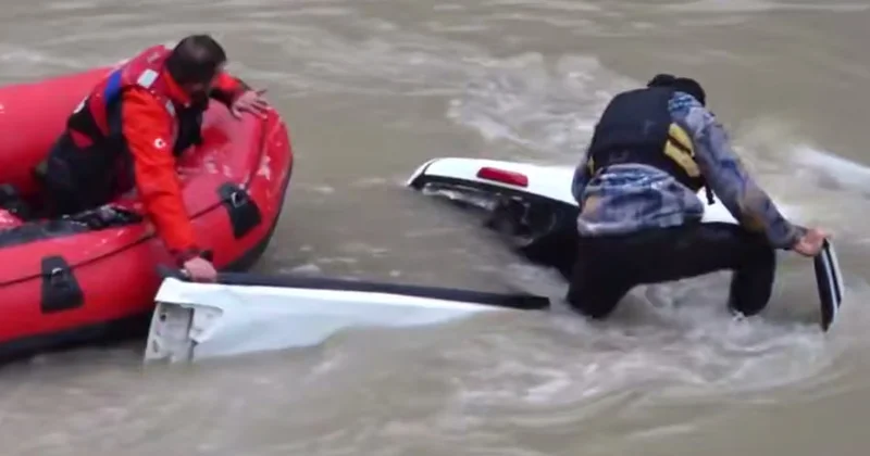 Türkiyədə çaya düşən avtomobildən insanlar belə xilas edildi ANBAAN VİDEO