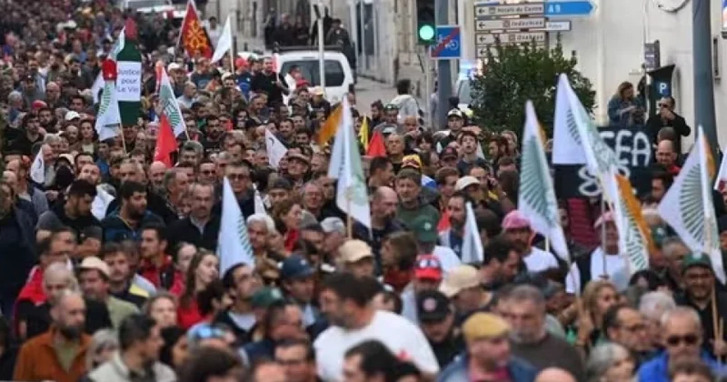 Fransanın Bezye şəhərində şərab istehsalçıları etiraz aksiyası keçirib