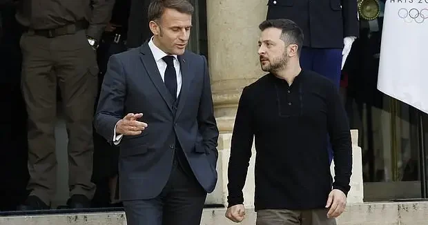 “Nə biabırçılıqdır!”: Makron Zelenskini təntənəli qarşılamasına görə qınadı