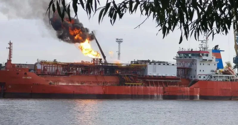 Türkiyəyə məxsus gəmi dronla vuruldu VİDEO