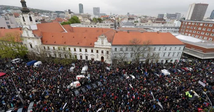 Bratislavada 50 min insan etiraza qalxdı