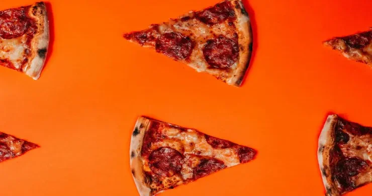 Kişi arvadını pizza ilə öldürməyə cəhd etdi qeyri adi hekayə