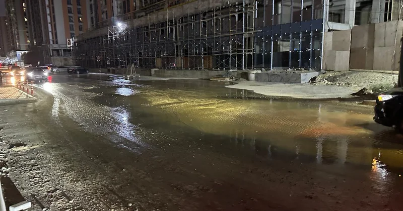 Şəhərin mərkəzində su xətti partladı böyük gölməçə yarandı VİDEO FOTO