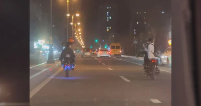 Bakıda motoskiletlə avtoş luq etdilər Təhükləli ANLAR ANBAAN görüntülər