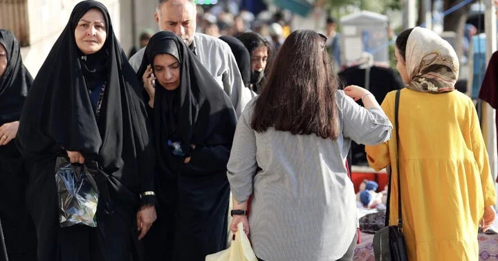 Игры вокруг хиджаба на фоне глубокого кризиса: почему Иран вновь завинчивает гайки ?