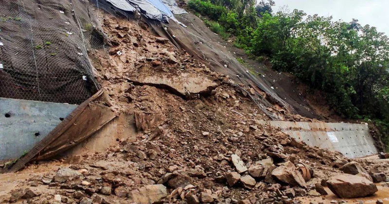 Vyetnamda avtobus torpaq sürüşməsinə düşdü: 6 ölü, 19 yaralı
