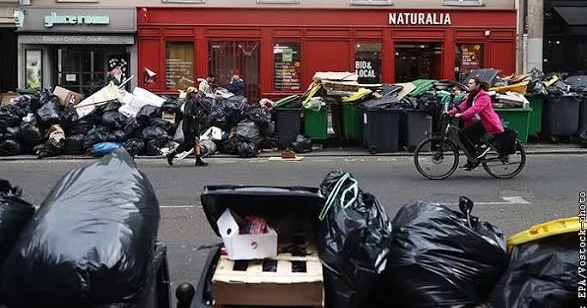 Parisin küçələri zibil poliqonuna bənzəyir Bir həftədir DAŞINMIR
