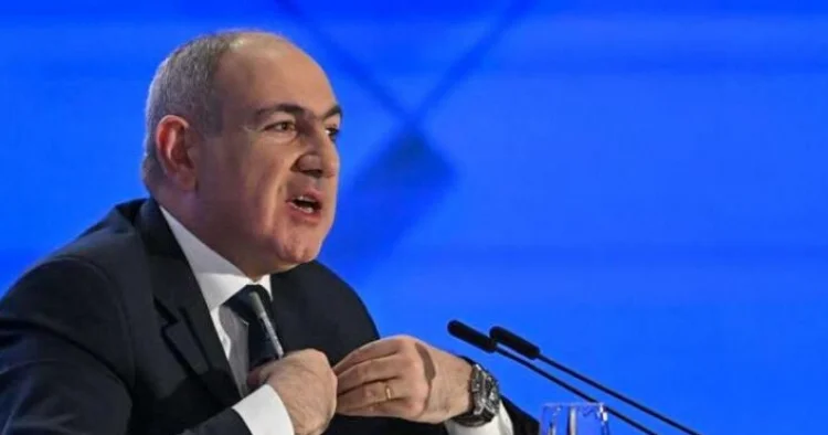 Paşinyan: “Eçmiədzindəki qələbə katolikos II Qaregini devirmək üçün mandatdır”