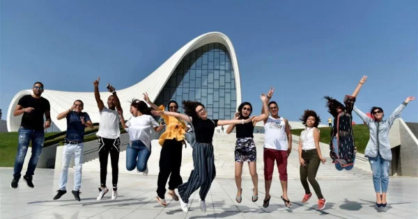 Gənclər insanların 90 faizinə nifrət edir FAKTLAR