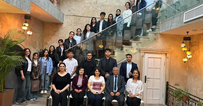 Məktəblilər “Ədibin Evi”ndə dil, mədəniyyət və suverenlik arasında əlaqələri müzakirə ediblər