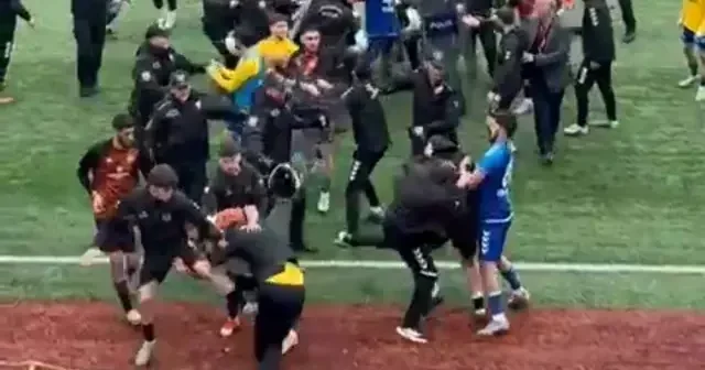 Futbol meydançası boks rinqinə çevrildi 24 qırmızı vərəqə FOTO