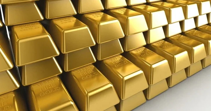 Золото падает в цене: рынок замер в ожидании экономических данных США