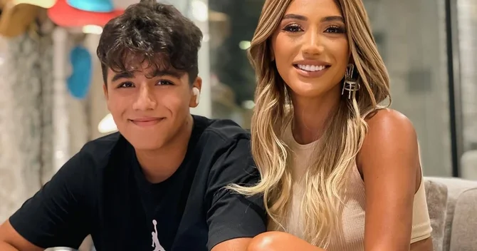 Röya Ayxanın xarici ölkədən qayıdan oğlu ilə YENİ GÖRÜNTÜLƏRİ FOTO