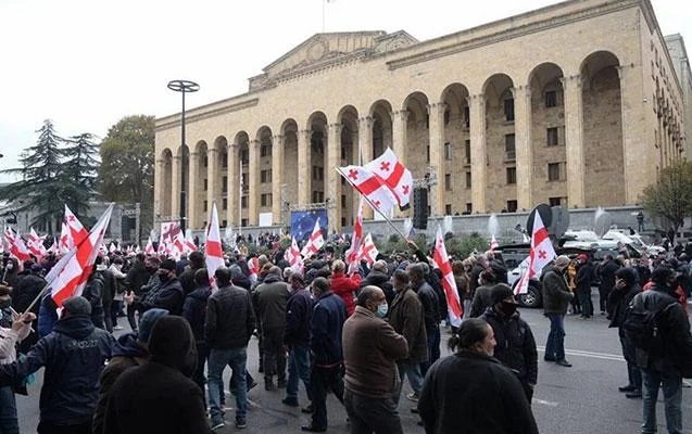 525ci qəzet Gürcüstan sürükləndiyi “rəngli inqilab” layihəsindən ehtiyatla çəkilir politoloq