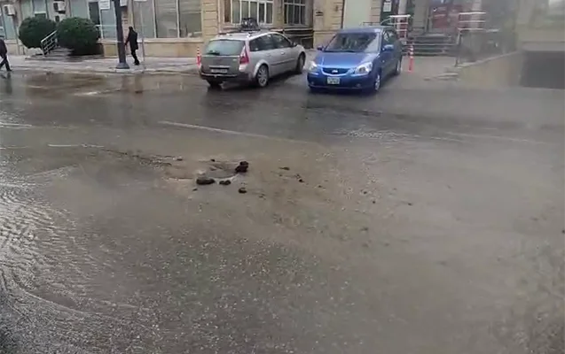 Bakıda boru partladı, yolu su basdı Video