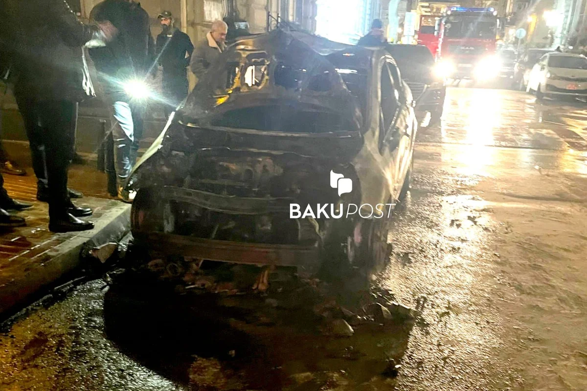 Bakıda avtomobil yanaraq külə döndü FOTO