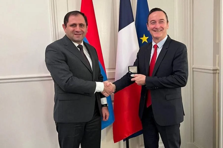 525ci qəzet Papikyan yenidən Fransada Paris İrəvanı tam olaraq hərbləşdirir