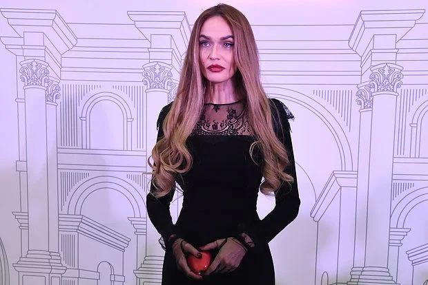 Alena Vodonaeva şəffaf paltarda rol alıb